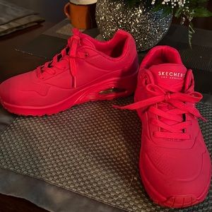 Worn once. New. Smoke free pet free home